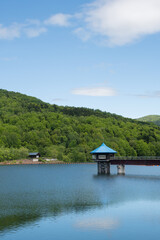 Fototapeta na wymiar 新緑の山を映す湖 