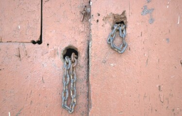 Una vieja puerta de madera marcada por el paso del tiempo y los elementos.
