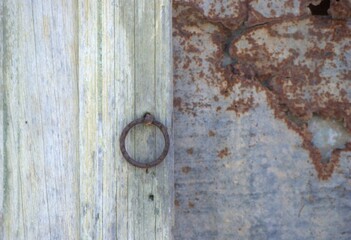 Una vieja puerta de madera marcada por el paso del tiempo y los elementos.
