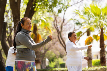 Latin woman enjoys a cumbia class in the middle of a park for the first time