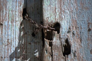Una vieja puerta de madera marcada por el paso del tiempo y los elementos.
