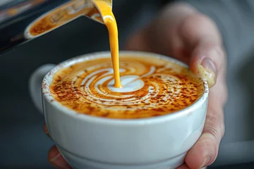 Fotobehang taza de café para llevar en una cafetería premium y especializada, Fotografía publicitaria © Julio