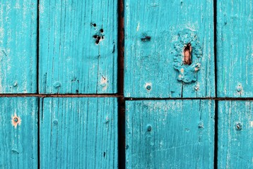 Una vieja puerta de madera marcada por el paso del tiempo y los elementos.
