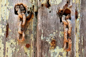 Papier Peint photo autocollant Vielles portes Una vieja puerta de madera marcada por el paso del tiempo y los elementos.