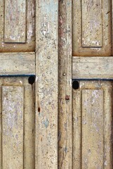 Una vieja puerta de madera marcada por el paso del tiempo y los elementos.