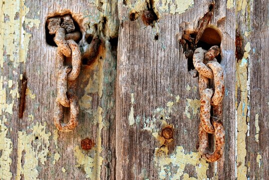 Una vieja puerta de madera marcada por el paso del tiempo y los elementos.