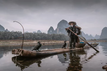 Cercles muraux Guilin Cormorant fisherman and his birds on the Li River in Yangshuo, Guangxi, China.