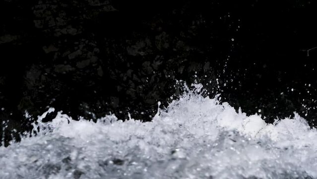 Dynamic Splash: The Power of Water in slow Motion