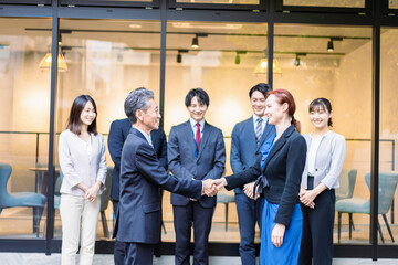 グローバルな契約を結ぶビジネスパーソン