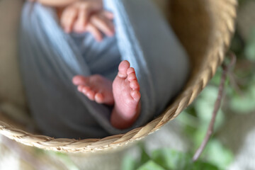 生後8日の台湾人とオーストラリア人のハーフの新生児の赤ちゃんが青いおくるみを巻かれてバスケットの中で眠っているニューボーンフォト Newborn photography of a Taiwanese and half-Australian half-born 8 days old newborn baby sleeping in a basket wrapped in a blue wrap