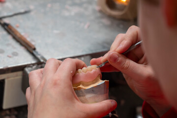 travail de création d'un dentier dans un laboratoire, dents en céramique