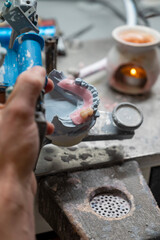 création d'un dentier, dents en céramiques et cire, artisanat