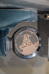 Usineuse dentaire, découpe de dent en résine automatique dans un disque