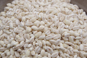 もち麦。ビタミンやミネラルも豊富で健康づくりにはもちろん、ダイエット中にもおすすめです。 もち麦には水溶性食物繊維の一種である「大麦β-グルカン」という、お腹の調子を整えたり、糖質の吸収にも関わったりする成分が含まれています。