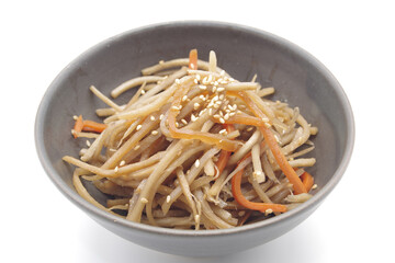 日本の家庭料理、きんぴらごぼう。ごぼうを細かく切って甘辛く調味し、仕上げに唐辛子をふった炒め煮です。