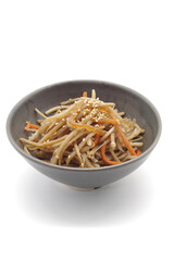 日本の家庭料理、きんぴらごぼう。ごぼうを細かく切って甘辛く調味し、仕上げに唐辛子をふった炒め煮です。