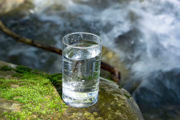 グラスの中の天然水