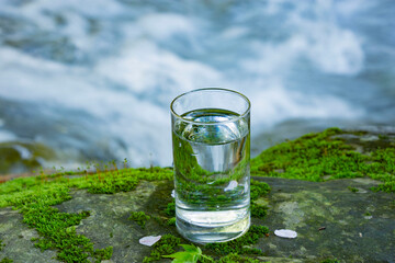 グラスの中の天然水