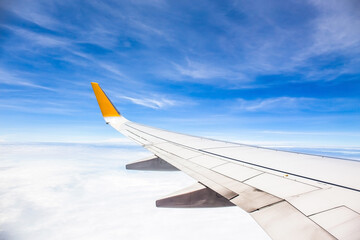 Obraz premium Wing of an airplane flying above the ocean. Photo applied to tourism operators. picture for add text message or frame website. Traveling concept