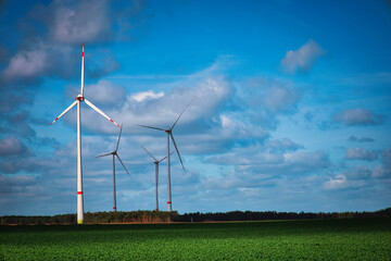 Windkraft - Feld - Grün - Energie - Anlage - Wolken - Wind - Windenergie - Power - Energy -...