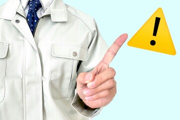 注意する男性スタッフ