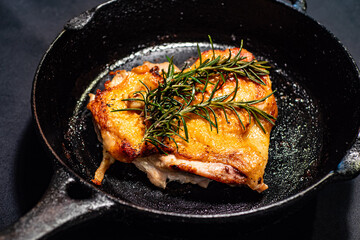 スキレットで焼いたチキンソテー