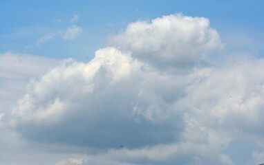 Fototapeta na wymiar photo of a beautiful view of white clouds and blue sky