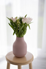 Weiße Tulpen mit rosa, in einer rosa Vase