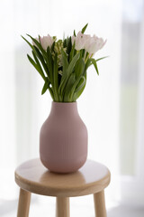 Weiße Tulpen mit rosa, in einer rosa Vase