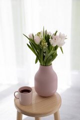 Tulpen in rosa Vase mit rosa Kaffeetasse