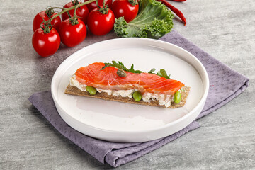 Crispy bread with salmon and cream cheese