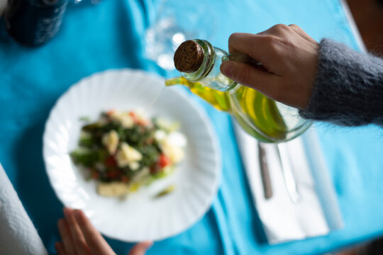 Ali&ntilde;o ensalada, aceite de oliva. Mesa parada