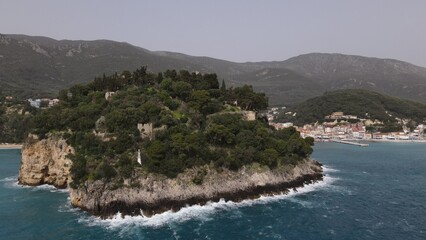 Naklejka premium aerial view wild sea waves crushing on rocks in parga town epirus greece