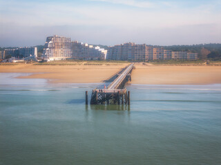 Pont en bois qui se jete dans l'ocean - l'estacade a saint jean de monts en vendée vue de la mer,...