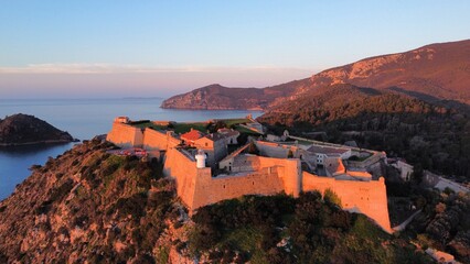 Fortress on the sea at golden hour - obrazy, fototapety, plakaty
