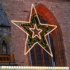 Beleuchteter Stern vor dem Dom, Weihnachtsmarkt, Paderborn, Westfalen, Nordrhein-Westfalen, Deutschland, Europa
