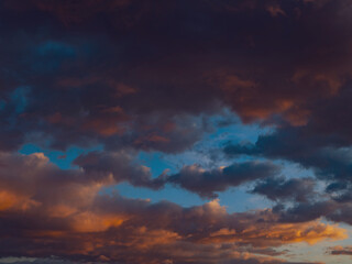 Fototapeta na wymiar dramatic sunset clouds