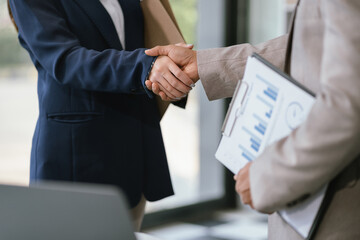 Businessmen shake hands after agreeing to start a new project successfully. - obrazy, fototapety, plakaty