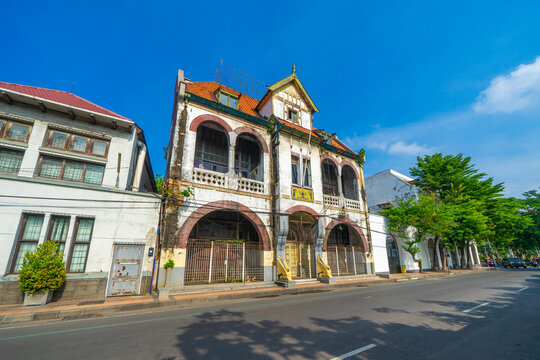 Lion Building (Gedung Singa) in Surabaya, is the office of the largest General Life Insurance Company in the Dutch East Indies (Algemeene Maatschappij van Levensverzekering en Lijfrente) build in 1901