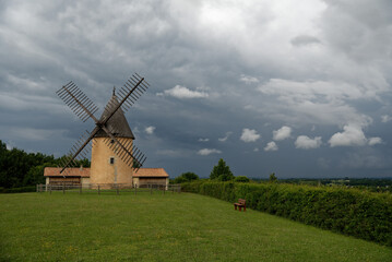 Moulins dans la campagne avec ciel très nuageux et orage.