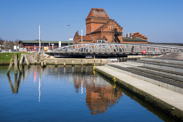 Fototapeta na wymiar Wassertreppe Drehbrücke Lübeck sonnig entzerrt