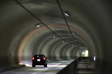 トンネルを抜ける車