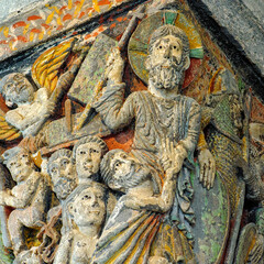 sculptures sur un chapiteau d'une église en Auvergne