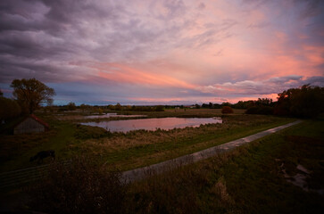Sonnenuntergang im Naturschutzgebiet Woeste in Bad Sassendorf-Ostinghausen, Kreis Soest, NRW, Deutschland, Europa, 2023  
