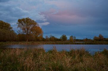 Sonnenuntergang im Naturschutzgebiet Woeste in Bad Sassendorf-Ostinghausen, Kreis Soest, NRW, Deutschland, Europa, 2023  