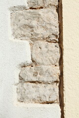 Weisse, verfallene Steinmauer, Deutschland