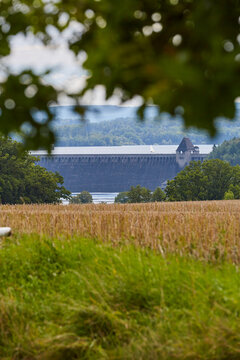 Blick auf die M&ouml;hnetalsperre, M&ouml;hnesee G&uuml;nne, Kreis Soest, NRW, Deutschland, 2023 