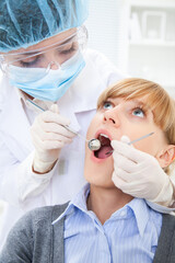 visit to the dentist - 769611558