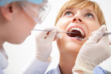 visit to the dentist - 769611584