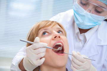 visit to the dentist - 769611595